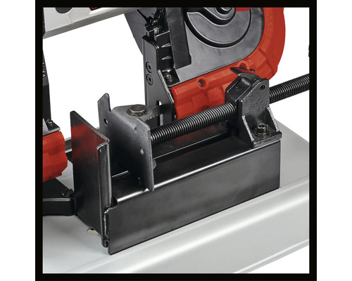 Detailní pohled na pilu na kov se svěrákem pro upevnění obrobku