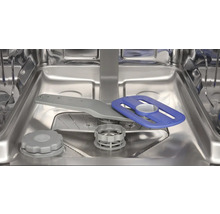 Vnitřek myčky nádobí s mycím ramenem a filtrem