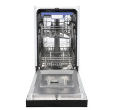 Otevřená myčka na nádobí s koši na nádobí