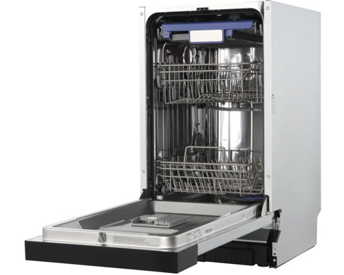 Otevřená myčka nádobí s nerezovým vnitřkem a koši na nádobí.