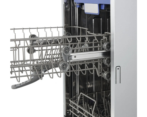 Vnitřek myčky s vytaženým košem