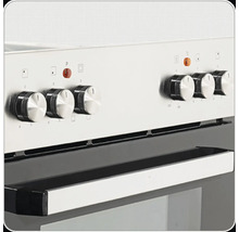 Detailní záběr trouby s otočnými knoflíky a rukojetí