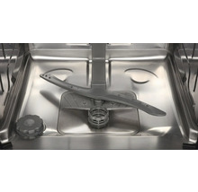 Vnitřní pohled na myčku nádobí s mycím ramenem a sítem