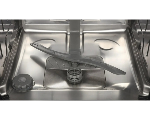 Vnitřní pohled na myčku nádobí s mycím ramenem a sítem