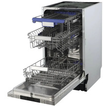 Myčka nádobí s otevřeným vnitřkem a koši na nádobí