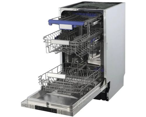 Myčka nádobí s otevřeným vnitřkem a koši na nádobí