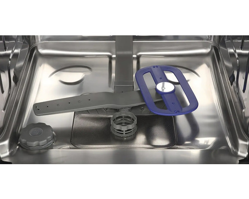 Vnitřek myčky s ostřikovacími rameny a filtrem