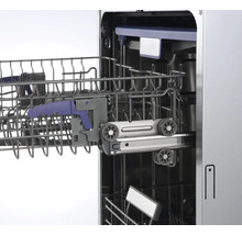 Vnitřní pohled na myčku s vysunutým košem na nádobí