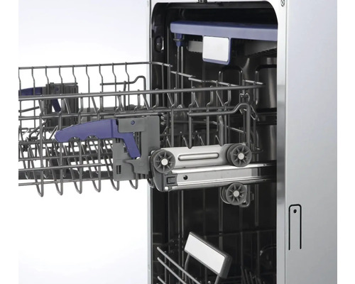 Vnitřní pohled na myčku s vysunutým košem na nádobí