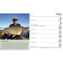 List kalendáře s fotografií muže držícího kapra