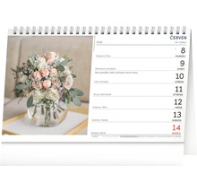 Stolní kalendář s kyticí květin v červnu 2026