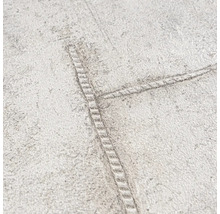 Detailní pohled na tapetu se vzorem džínového švu