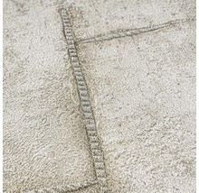 Detail strukturované tapety se vzorem švu