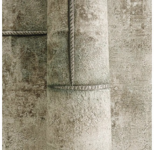 Detailní záběr role tapety s betonovou strukturou