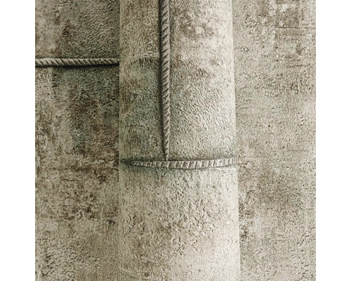Detailní záběr role tapety s betonovou strukturou