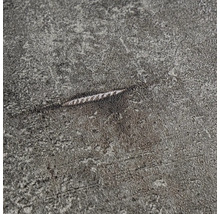 Detail šedého povrchu se škrábancem