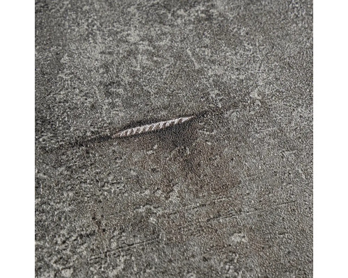 Detail šedého povrchu se škrábancem