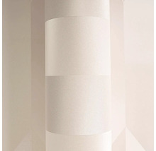 Detail strukturované tapety s pruhovaným vzorem