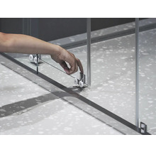 Detail sprchového koutu s posuvnými dveřmi a válečkovým mechanismem