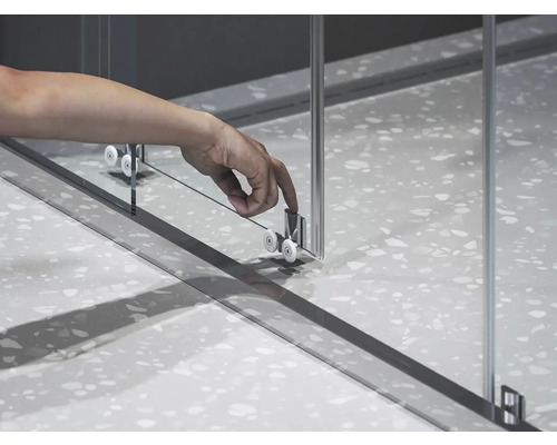 Detail sprchového koutu s posuvnými dveřmi a válečkovým mechanismem