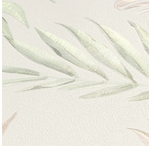 Detailní záběr strukturované tapety s motivem listů