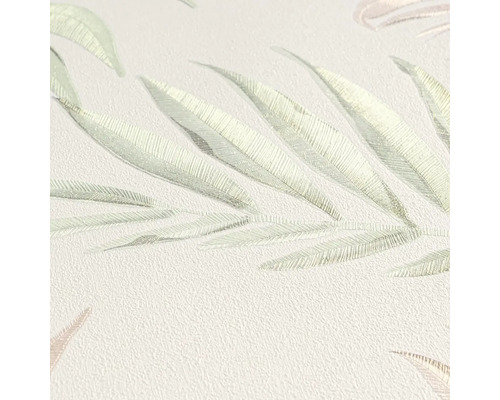 Detailní záběr strukturované tapety s motivem listů