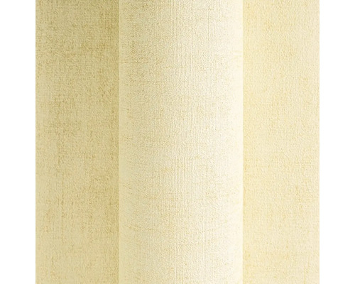 Detailní záběr role strukturované tapety