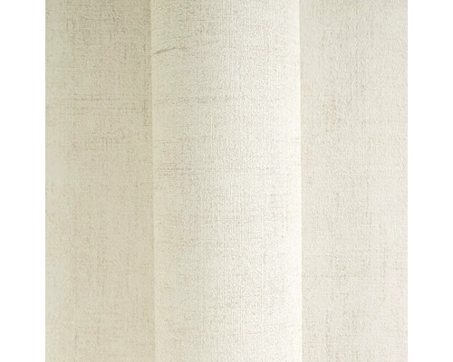 Detailní záběr role strukturované tapety