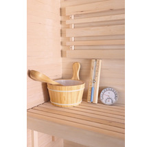 Dřevěný kbelík s naběračkou, teploměr a vlhkoměr v sauně