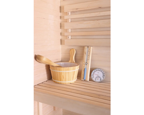 Dřevěný kbelík s naběračkou, teploměr a vlhkoměr v sauně