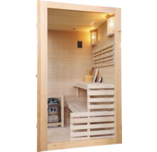 Interiér dřevěné sauny s lavicemi, kamny a saunovým příslušenstvím