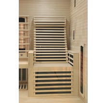 Interiér sauny s dřevěnými lavicemi a infračervenými zářiči.