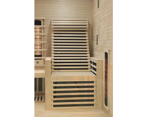 Interiér sauny s dřevěnými lavicemi a infračervenými zářiči.