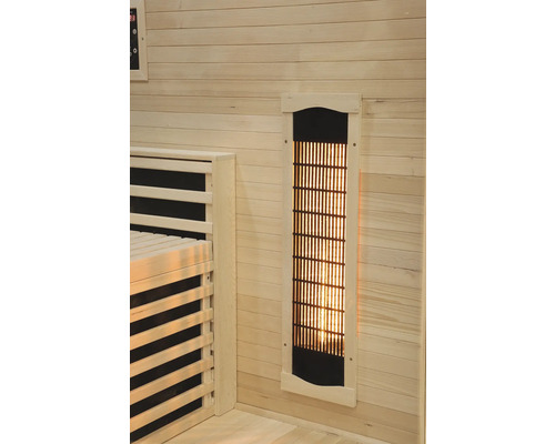 Detail interiéru sauny s lavicí a osvětlením