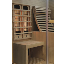 Interiér sauny s lavičkou, opěradlem a topnými zářiči