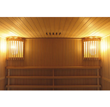 Interiér sauny s dřevěným obložením a lavicemi