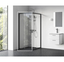 Koupelna se sprchou, umyvadlem a zrcadlem