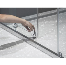 Detail sprchového koutu s posuvnými dveřmi a válečkovým mechanismem.