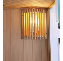 Interiér sauny s dřevěnou stěnou a osvětlením za dřevěnými lištami