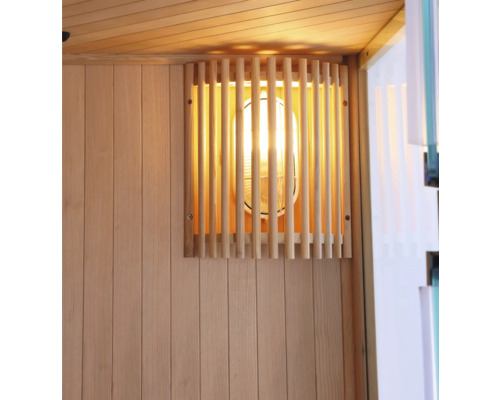 Interiér sauny s dřevěnou stěnou a osvětlením za dřevěnými lištami