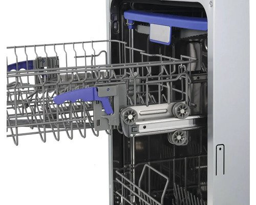 Vnitřní pohled na myčku s vysunutým košem na nádobí