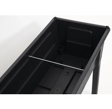 Detailní pohled na černý truhlík