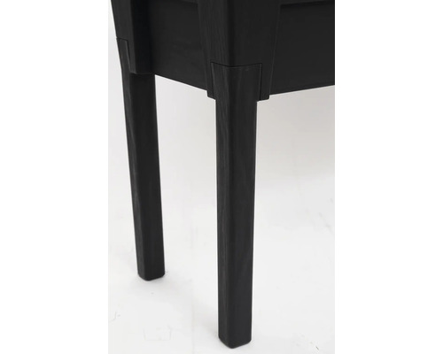 Detail nohou černého stolu.