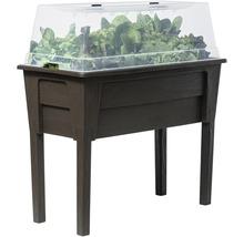 Zvýšený záhon s průhledným krytem a rostlinami salátu