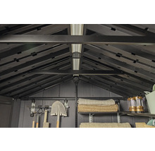 Vnitřní pohled na zahradní domek s policemi a zahradním nářadím