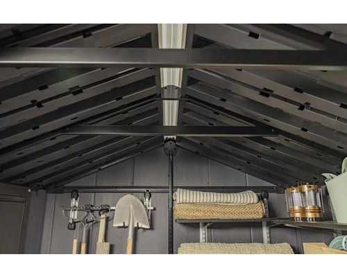 Vnitřní pohled na zahradní domek s policemi a zahradním nářadím