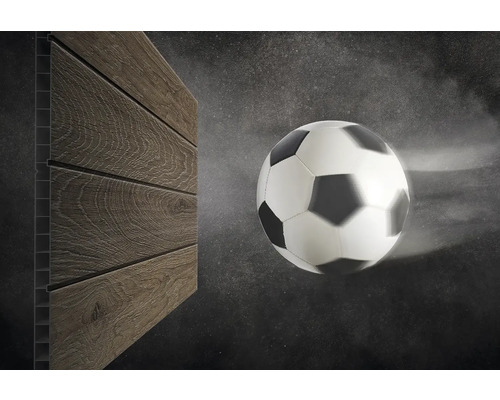 Odolnost profilového dřeva proti nárazu demonstrovaná fotbalovým míčem