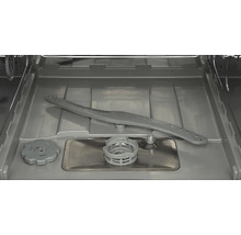 Vnitřek myčky s ostřikovacím ramenem a filtrem