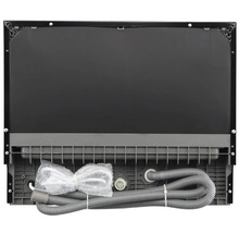 Pohled zezadu na myčku s přípojkami a hadicemi