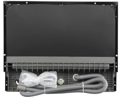 Pohled zezadu na myčku s přípojkami a hadicemi